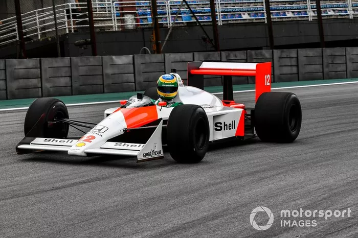 Bruno Senna conduce el McLaren MP4/4