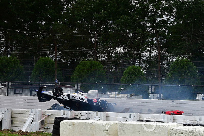 El accidente entre Robert Wickens, Schmidt Peterson Motorsports Honda, James Hinchcliffe, Schmidt Peterson Motorsports Honda, Ryan Hunter-Reay, Andretti Autosport Honda, Pietro Fittipaldi, Dale Coyne Racing Honda