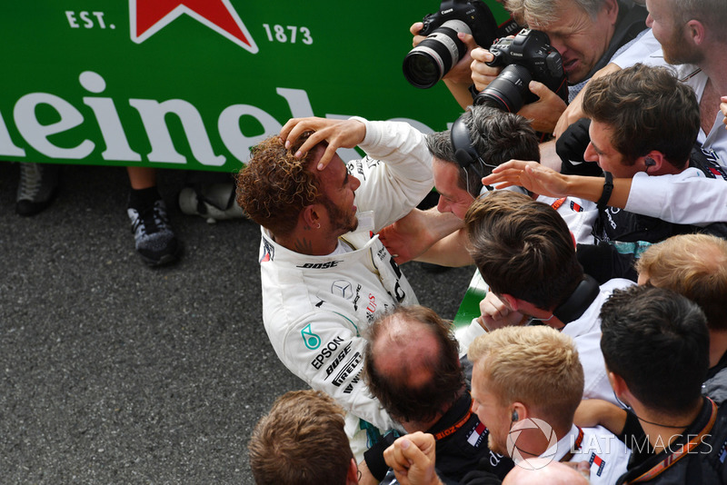 El ganador de la carrera Lewis Hamilton, Mercedes AMG F1 celebra en el parque cerrado