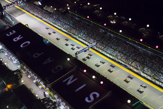 Lewis Hamilton, Mercedes AMG F1 W09 EQ Power+, Max Verstappen, Red Bull Racing RB14, and Sebastian Vettel, Ferrari SF71H, lead the field away at the start of the race
