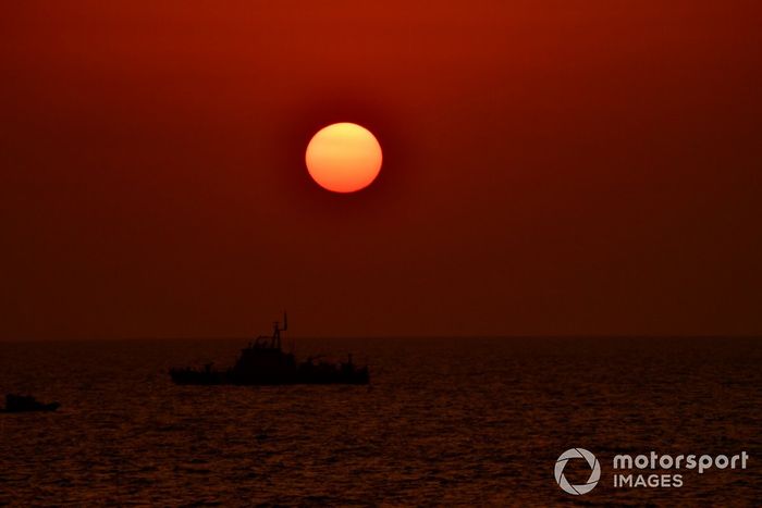 Un barco en la costa al atardecer