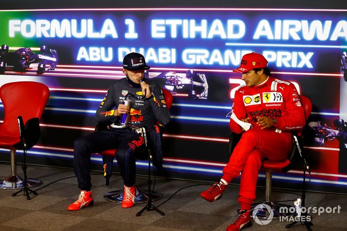 La silla vacía de Lewis Hamilton, Mercedes, el ganador y campeón Max Verstappen, Red Bull Racing, y Carlos Sainz Jr., Ferrari, en la rueda de prensa