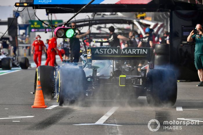 Sebastian Vettel, Aston Martin AMR21, en boxes