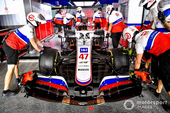 Mecánica en el garaje con Mick Schumacher, Haas VF-21