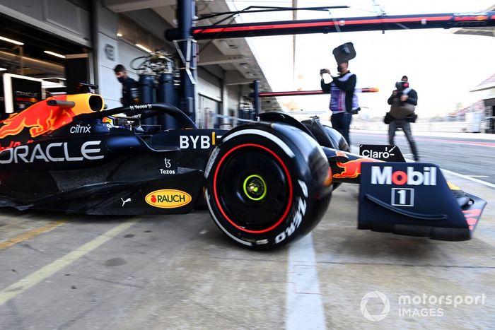 Sergio Pérez, Red Bull Racing RB18, sale del garaje