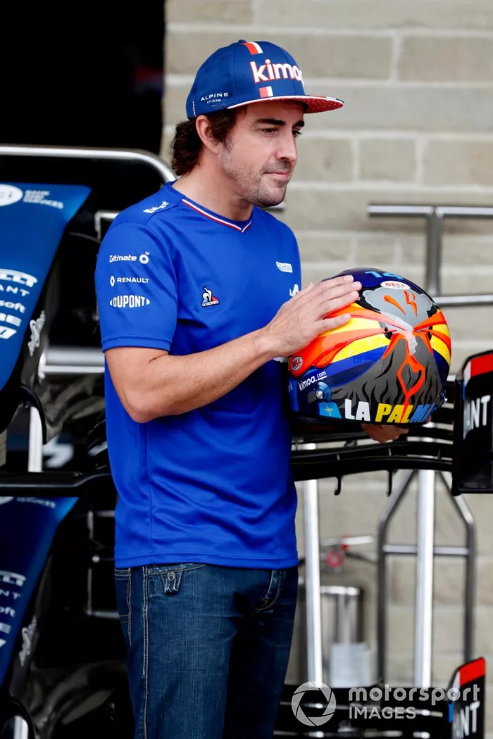Fernando Alonso, de Alpine F1, posa con un casco que representa el volcán de La Palma