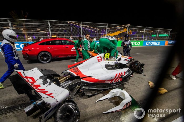 Médicos y comisarios acuden al lugar de los hechos tras un fuerte accidente de Mick Schumacher, Haas VF-22, en la Q2