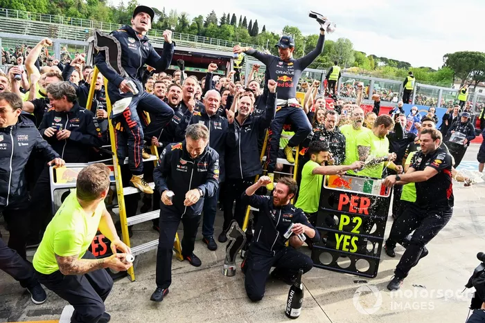 Max Verstappen, Red Bull Racing, 1ª posición, Christian Horner, director del equipo, Red Bull Racing, Sergio Pérez, Red Bull Racing, 2ª posición, el equipo Red Bull celebra tras la carrera