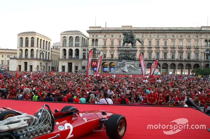 La Piazza Duomo con los fans de Ferrari