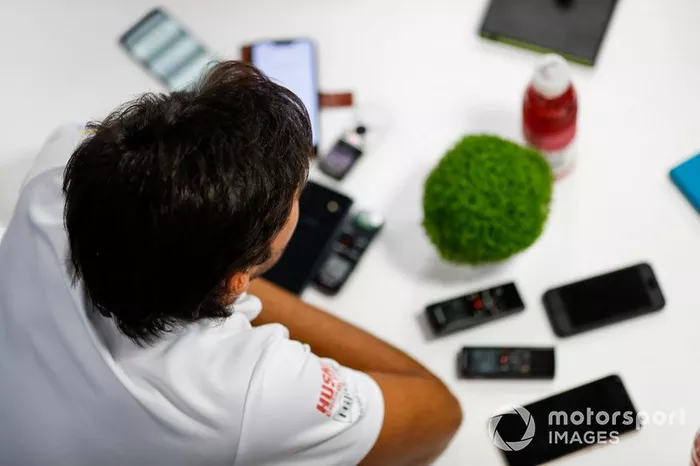 Carlos Sainz Jr., McLaren, con los medios