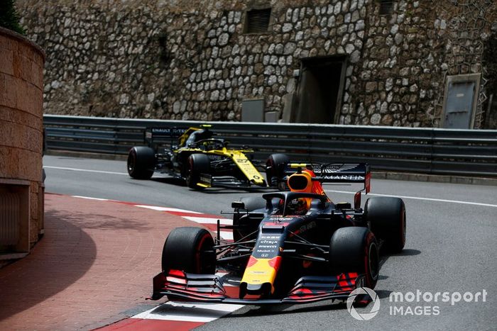Pierre Gasly, Red Bull Racing RB15, leads Nico Hulkenberg, Renault R.S. 19 