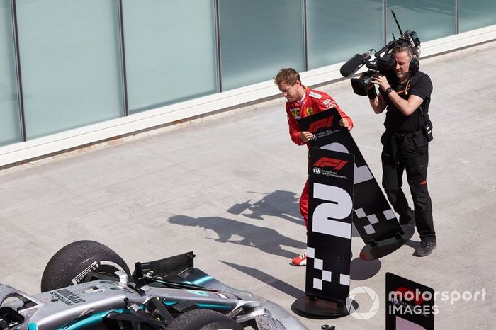 Sebastian Vettel, Ferrari, seconda posizione, cambia le posizioni in segno di protesta contro una penalità che gli è costata la vittoria