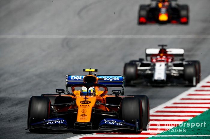 Lando Norris, McLaren MCL34, Kimi Raikkonen, Alfa Romeo Racing C38