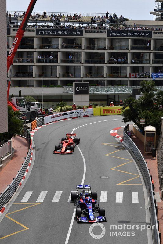 Daniil Kvyat, Toro Rosso STR14, precede Charles Leclerc, Ferrari SF90