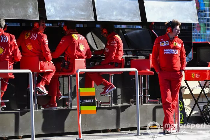 Mattia Binotto, Team Principal Ferrari, e il team Ferrari, al muretto box