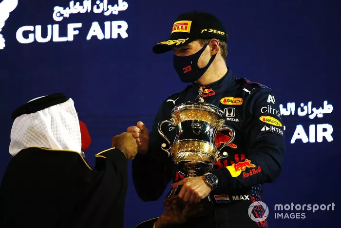 Max Verstappen, Red Bull Racing, 2 ° posto, con il suo trofeo sul podio