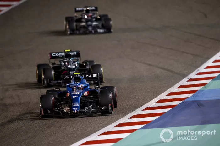 Esteban Ocon, Alpine A521, Sebastian Vettel, Aston Martin AMR21, Lance Stroll, Aston Martin AMR21