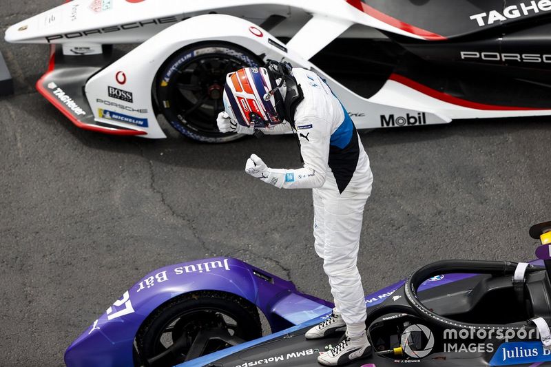 Ganador Jake Dennis, BMW i Andretti Motorsport, BMW iFE.21 celebra en Parc Ferme 