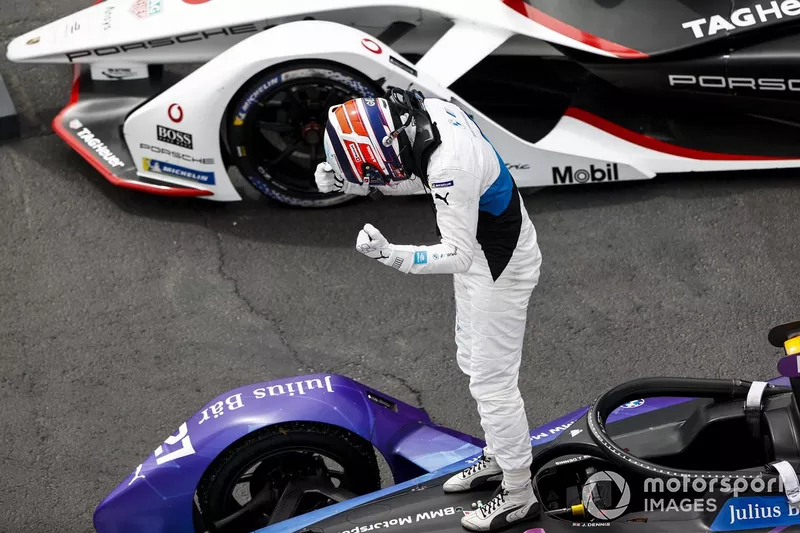 Ganador Jake Dennis, BMW i Andretti Motorsport, BMW iFE.21 celebra en Parc Ferme 