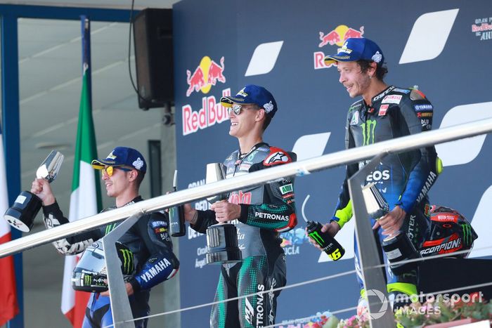 Podio: ganador de la carrera Fabio Quartararo, Petronas Yamaha SRT, segundo lugar Maverick Viñales, Yamaha Factory Racing, tercer lugar Valentino Rossi, Yamaha Factory Racing