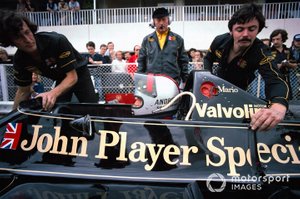 Mario Andretti, Lotus 79 Ford, en los pits supervisados por Colin Chapman