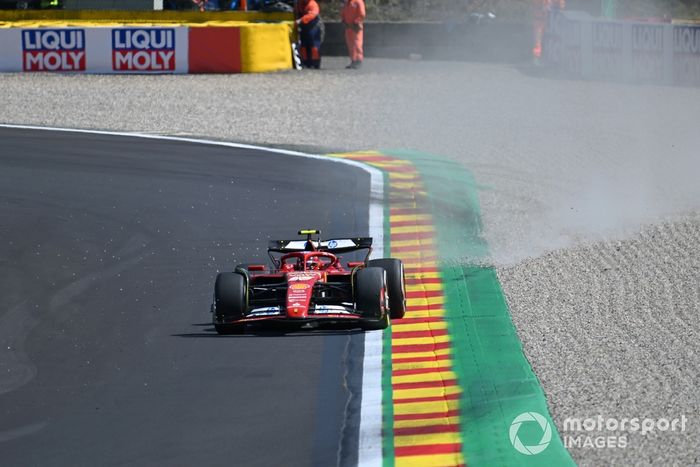 Carlos Sainz, Ferrari SF-24, se va ancho a la grava