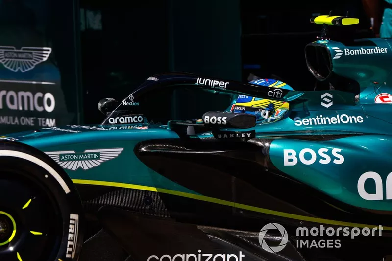 Fernando Alonso, Aston Martin AMR24, verlaat de garage