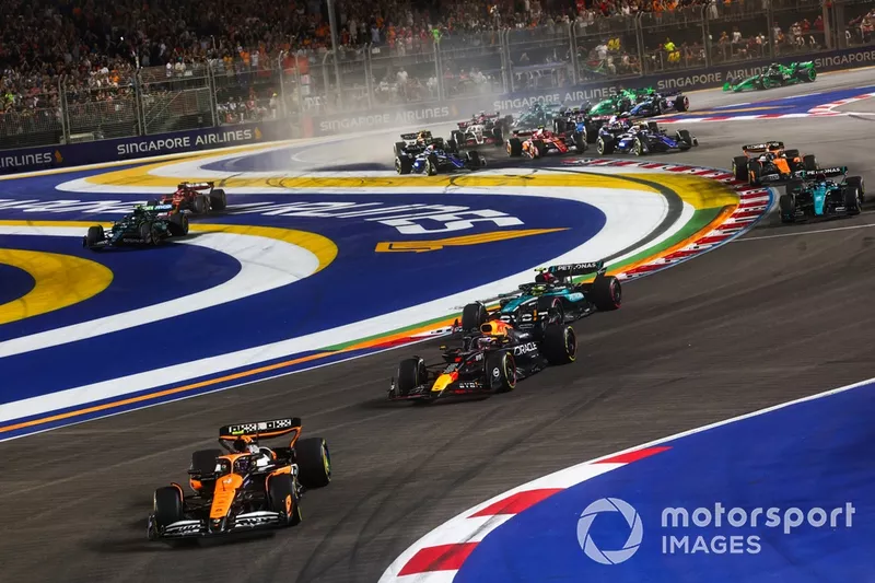 Lando Norris, McLaren MCL38, Max Verstappen, Red Bull Racing RB20, Lewis Hamilton, Mercedes F1 W15, George Russell, Mercedes F1 W15, le reste du peloton alors que Fernando Alonso, Aston Martin AMR24, Charles Leclerc, Ferrari SF-24, coupent au départ.
