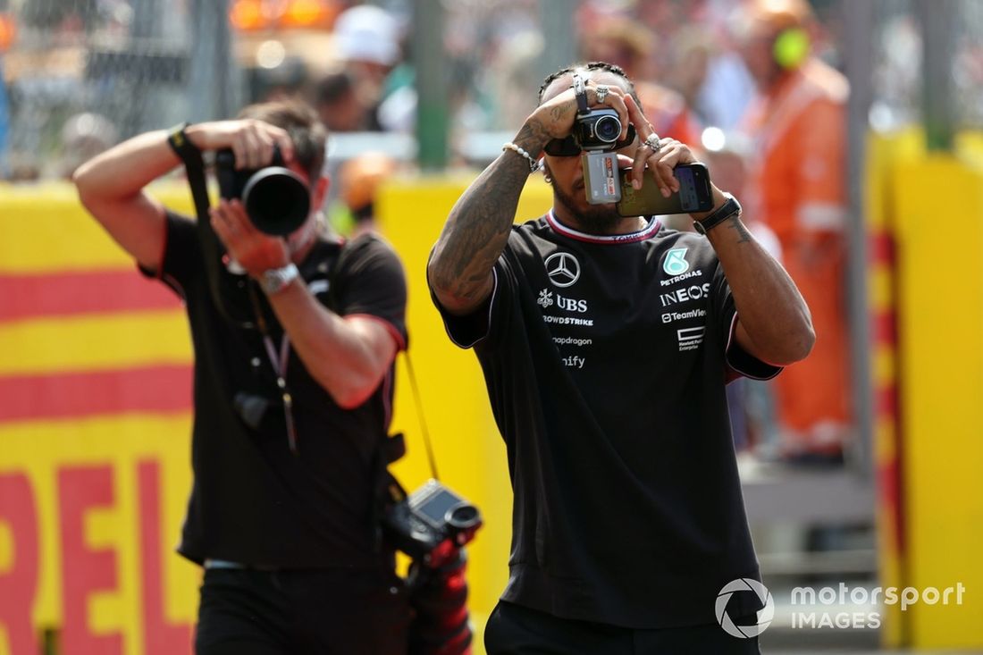 Lewis Hamilton, Mercedes-AMG F1 Team, podczas parady kierowców 