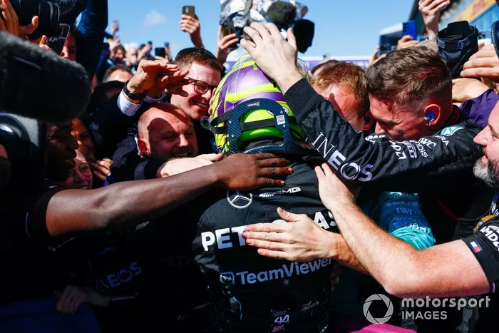 El ganador de la carrera, Lewis Hamilton, del equipo Mercedes-AMG F1, lo celebra con sus compañeros en el parc ferme