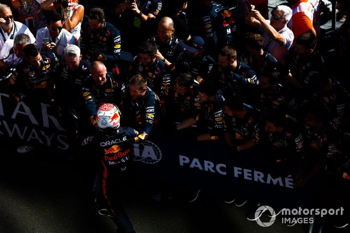 Max Verstappen, Red Bull Racing, 1ª posición, lo celebra con su equipo a su llegada al Parc Ferme