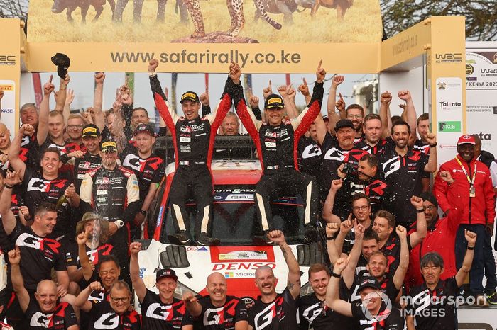 Ganadores Sébastien Ogier, Vincent Landais, Toyota Gazoo Racing WRT Toyota GR Yaris Rally1 con el equipo