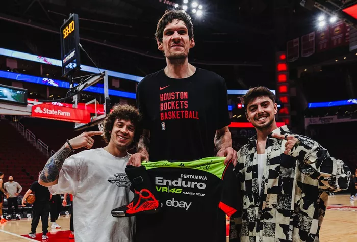 Marco Bezzecchi, Fabio Di Giannantonio, VR46 Team con il giocatore di basket degli Houston Rockets