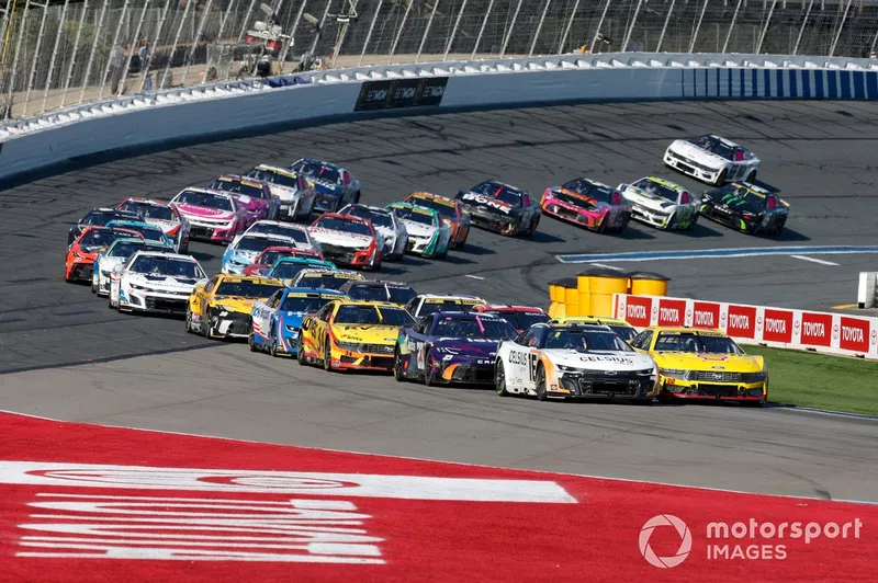 Joey Logano, Team Penske, Shell Pennzoil Ford Mustang, AJ Allmendinger, Kaulig Racing, Celsius Chevrolet Camaro