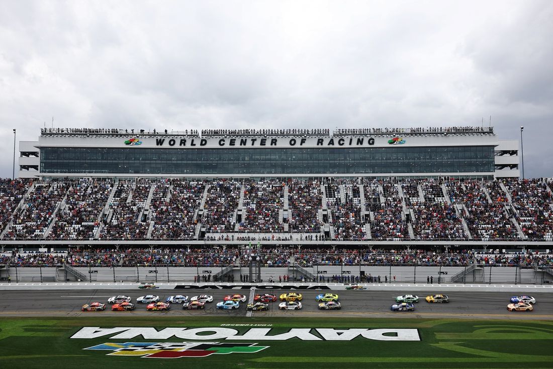 Chase Briscoe, Joe Gibbs Racing Toyota, prowadzi podczas startu wyścigu.