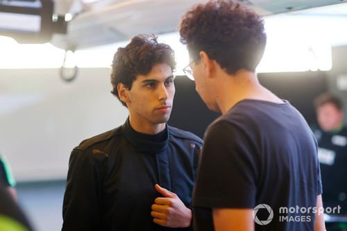 Gabriel Bortoleto, Stake F1 Team KICK Sauber, conversa com Mattia Binotto, COO e CTO, Stake F1 Team KICK Sauber