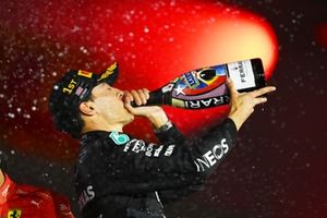 George Russell, Mercedes-AMG F1 Team, 1ª posição, bebe champanhe no pódio