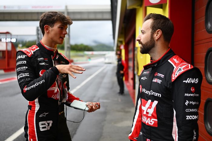 Oliver Bearman, James Hinchcliffe, Haas F1 Team