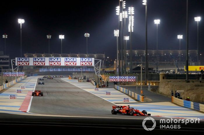 Sebastian Vettel, Ferrari SF90, Charles Leclerc, Ferrari SF90, y Lewis Hamilton, Mercedes AMG F1 W10