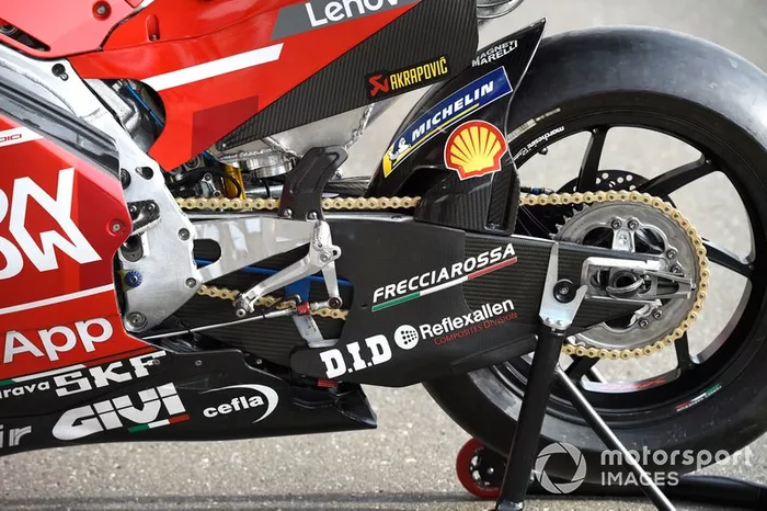 Detalle del basculante de la Ducati