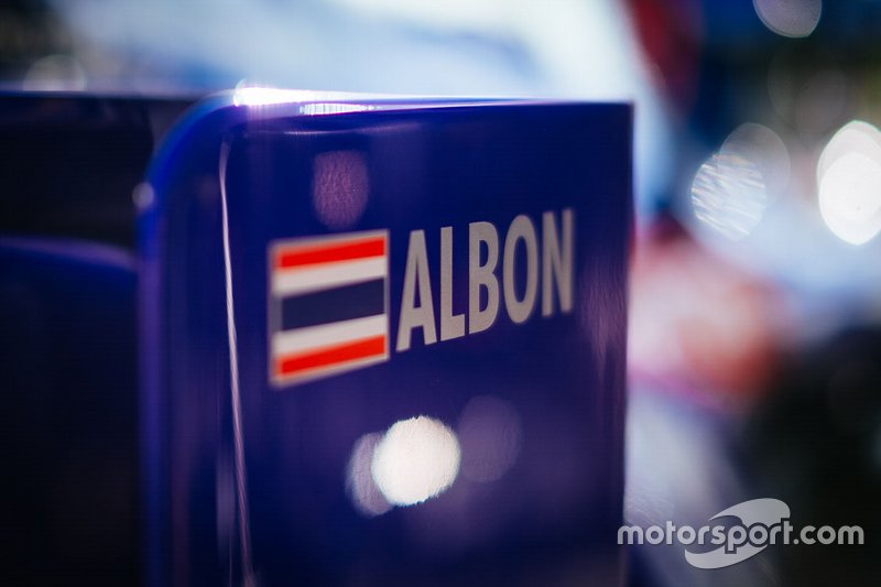 Alex Albon, Toro Rosso STR14 logo
