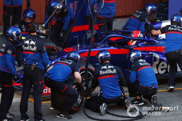 Daniil Kvyat, Scuderia Toro Rosso STR14, pit stop