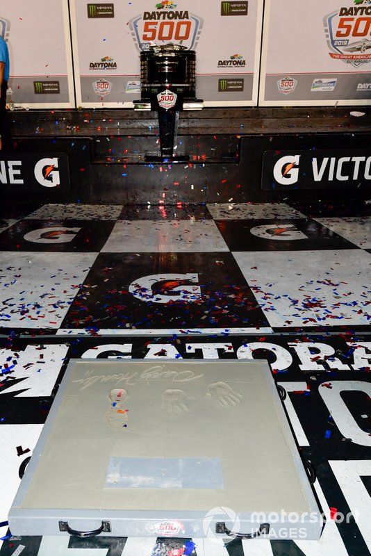 Denny Hamlin, Joe Gibbs Racing, Toyota Camry FedEx Express celebrates in victory lane 