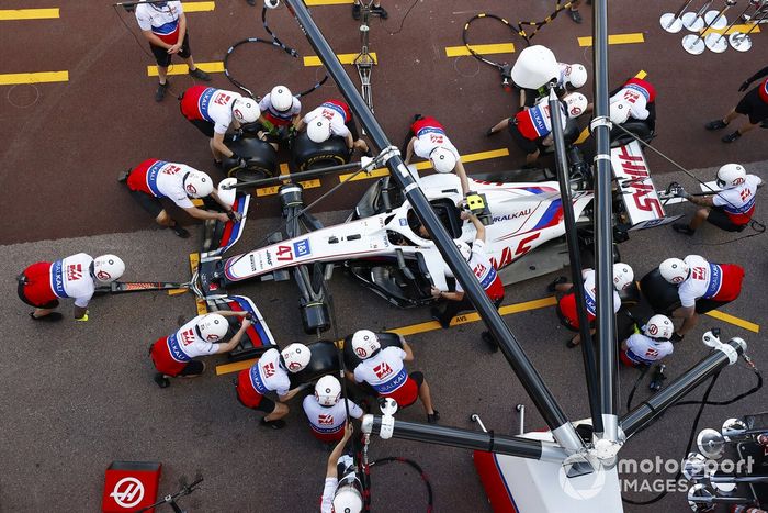 El equipo Haas F1 practica las paradas en boxes en Mónaco