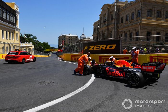 El coche médico recoge a Max Verstappen, Red Bull Racing, tras su accidente
