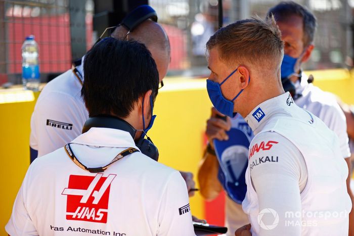 Ayao Komatsu, ingeniero jefe de Haas, y Mick Schumacher, Haas F1