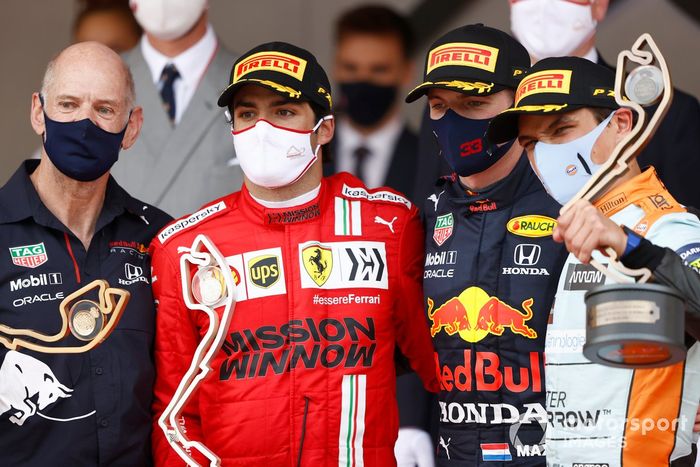 Podio: Adrian Newey, director técnico de Red Bull Racing, segundo lugar Carlos Sainz Jr., Ferrari, ganador Max Verstappen, Red Bull Racing, y tercer lugar Lando Norris de McLaren