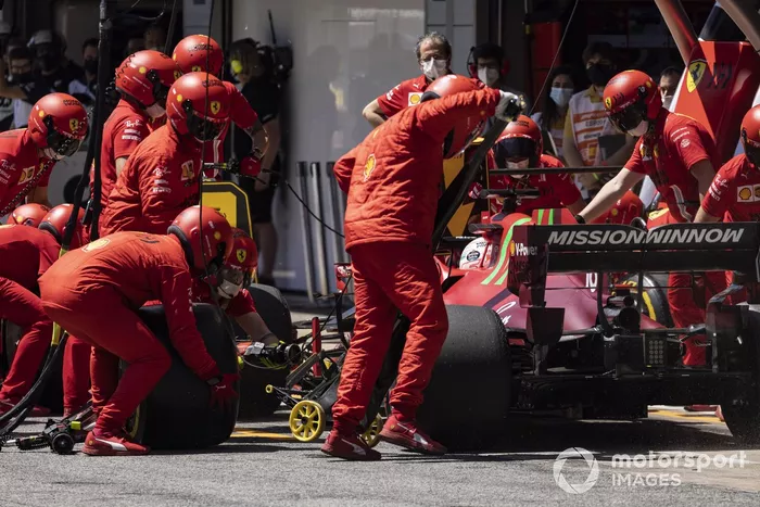 Charles Leclerc, Ferrari SF21 en pits