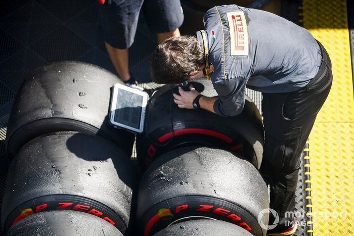 Los técnicos de Pirelli registran algunos datos de los neumáticos