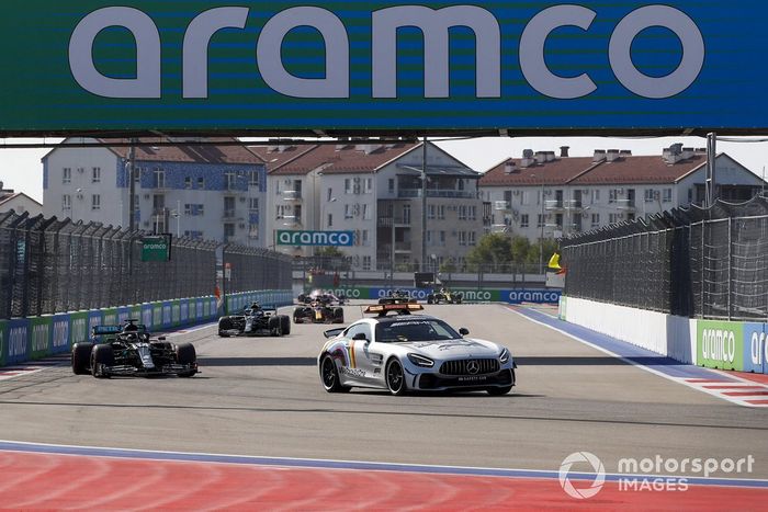 El Safety Car al frente de Lewis Hamilton, Mercedes F1 W11, Valtteri Bottas, Mercedes F1 W11, Max Verstappen, Red Bull Racing RB16